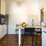 Hostly-ai Due Passi Appartamento *